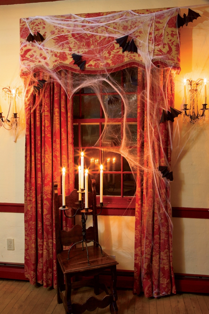 Halloween Dekoration, Spinnennetz und Fledermäuse aus Papier, Kerzenhalter am Fenster