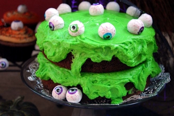 Halloween Kuchen mit Schokolade und grünem Zuckerguss, Monstercake mit künstlichen Augen