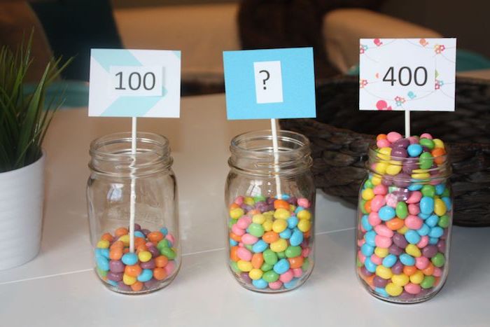 drei Einmachgläser mit Süßigkeiten, zwei Tabellen mit Zahlen, eine Tabelle mit Fragezeichen