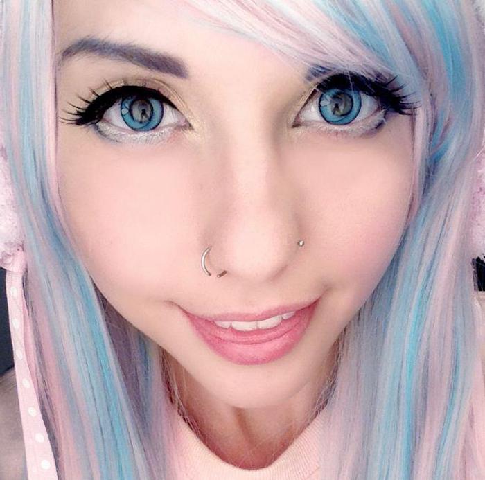 Anime-Mädchen mit bemalten Linsen mit Anime Motiven, blaue Augenbrauen