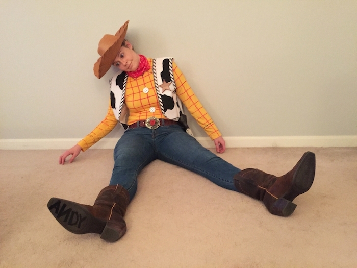 ein Woody Kostüm aus dem Zeichentrickfilm Toy Story - eine gelbe Bluse, schwarz-weiße Jacke und Cowboy Hut