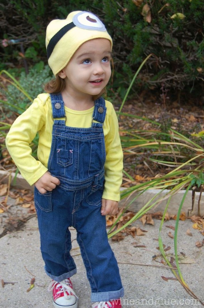 einfache Kostüme für Kinder - ein kleine Minion mit Jeans Overall und gelbe Kapuze 