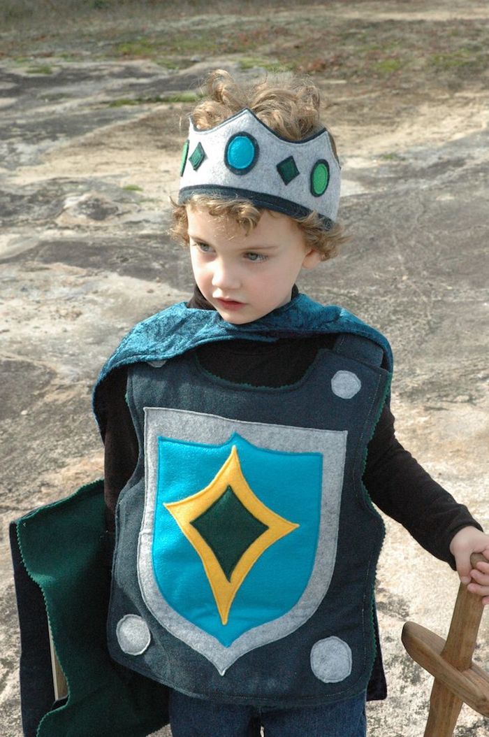 ein kleiner King Arthur mit Krone und Ausrüstung in blauer Farbe - Halloween Kostüme für Kinder 