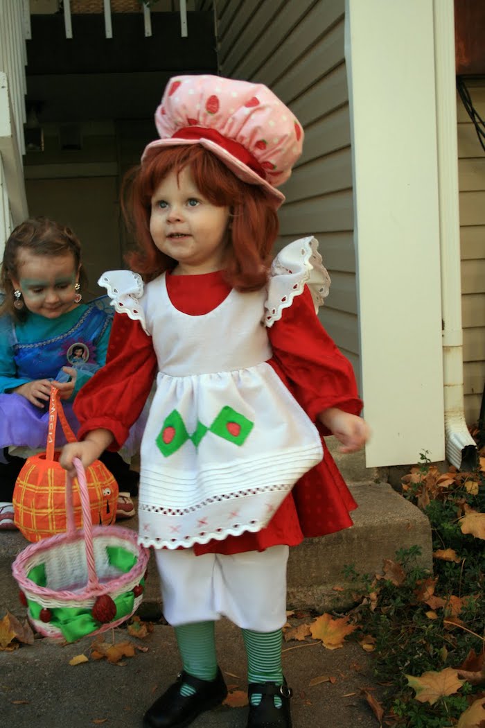 ein kleines Mädchen wie Emily Erdbeer gekleidet - Halloween Kostüme für Kinder