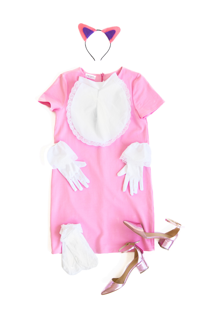 ein Katzenkostüm in rosa Farbe aus einem rosa Kleid, weiße Handschuhe und Socken