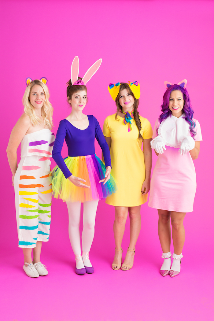vier Mädchen wie Hase, Katze und Hand mit bunten Kleider - schnelles Halloween Kostüm selber machen