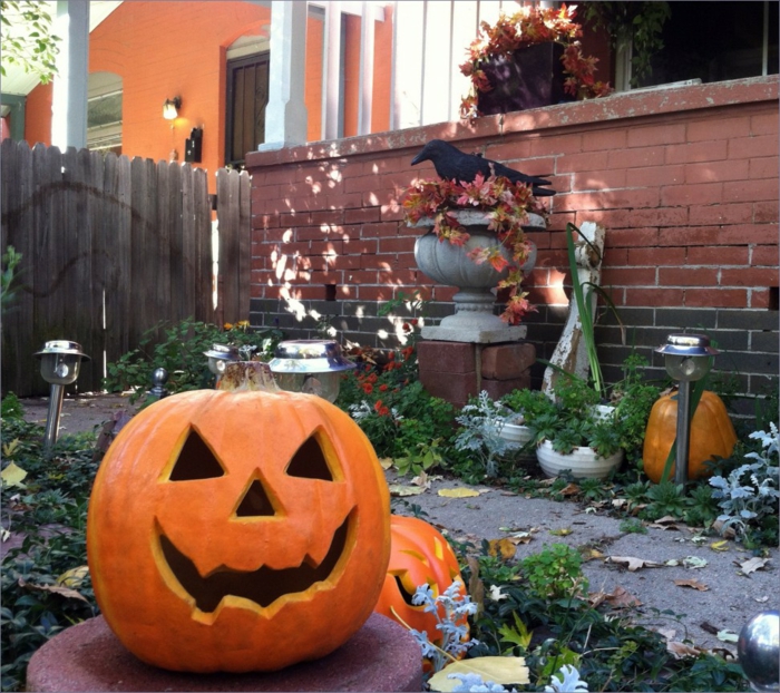 Kürbisgesichter im Hof mit Halloween Dekoration, der Herbst kommt