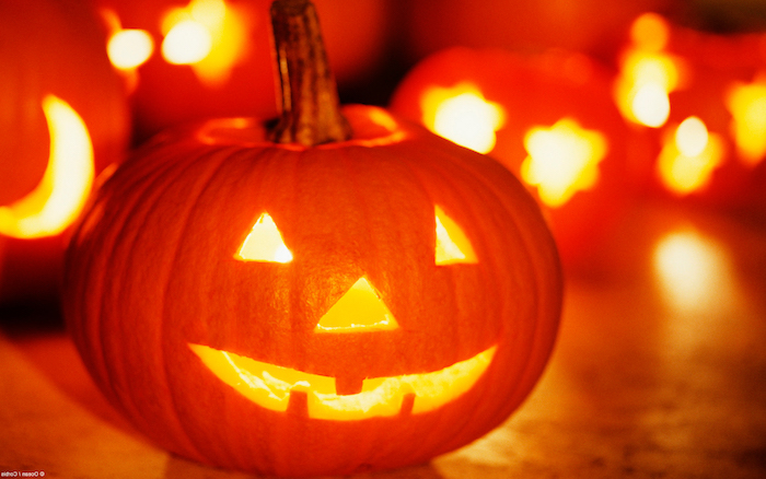 ein kleiner Kürbis mit Dreiecken für Augen und Nase - eine traditionelle Form - Halloween Bilder