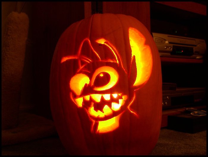 Halloween Bilder ein Gesicht aus Zeichentrickfilm geschnitzt das leuchtet