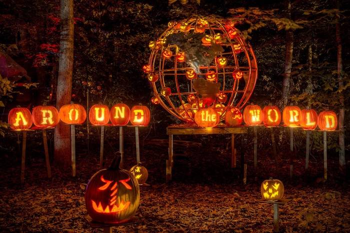 eine originelle Halloween Deko Idee mit Kürbissen die über die Welt sagen und ein Globus