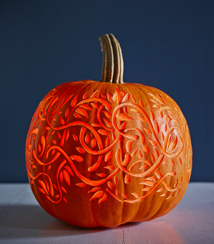 Kürbis schnitzen, DIY Ideen für Erwachsene, fantastische Halloween Dekoration für Zuhause
