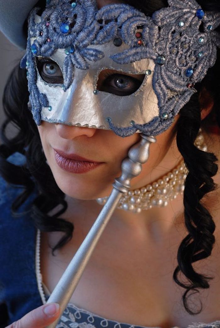 eine graue Maske von Adligen mit dem passenden Kleid und Schmuckstück - coole Masken
