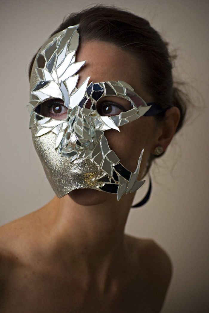 eine silberne Maske aus einigen Teile halbes Gesicht deckend - coole Masken