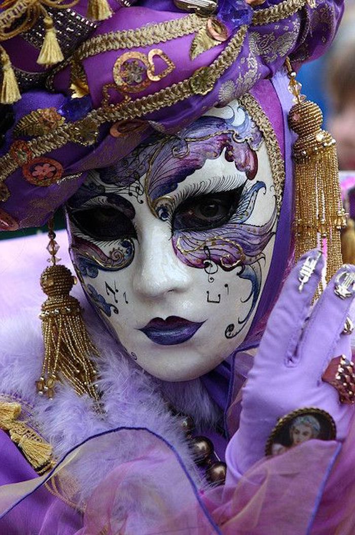 lila Maske und lila Kleidung, fertig für Halloween - coole Masken für Frauen
