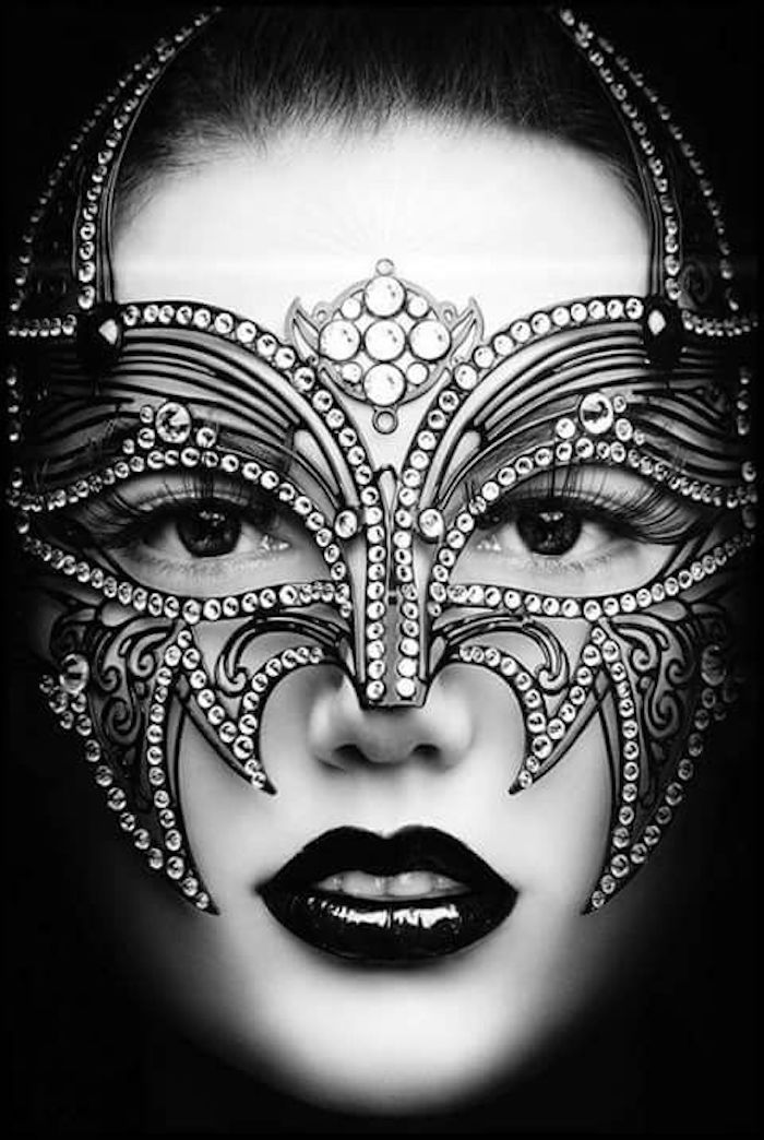 eine Maske mit Pailletten wie ein Schmetterling - coole Masken für Frauen