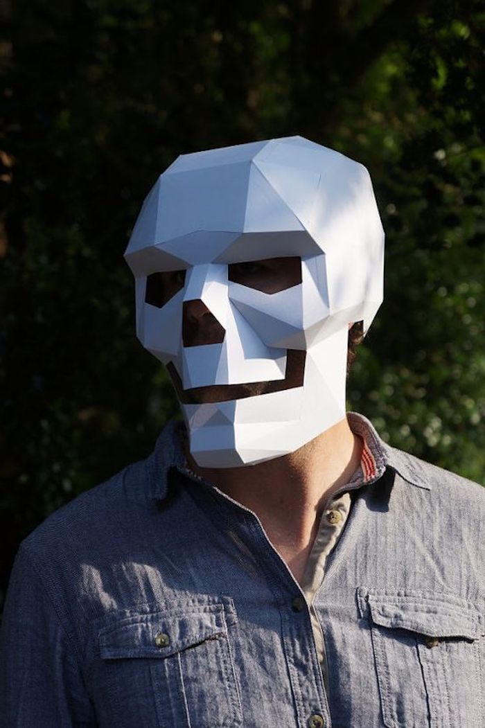 ein weißer Schädel aus Papier - Maske basteln für Männer ganz gruselig