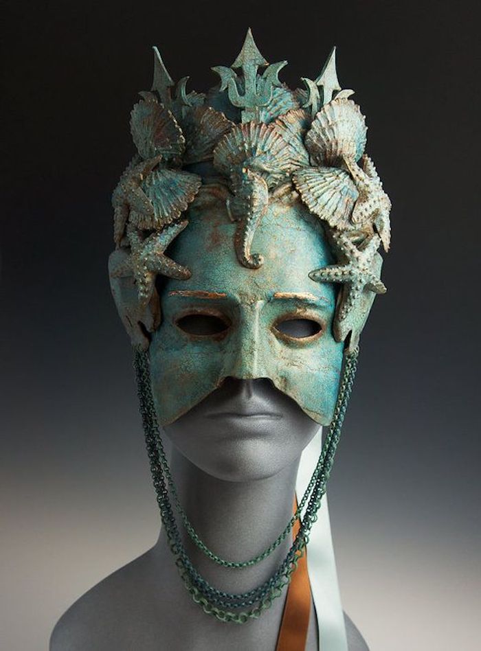 gruselige Masken von der Königin des Meeres mit Muscheln und Seepferde beschmückt