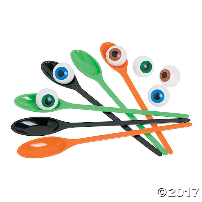 sechs Löffel aus Plastik in verschiedenen Farben, künstliche Augen aus Tennisbäller basteln