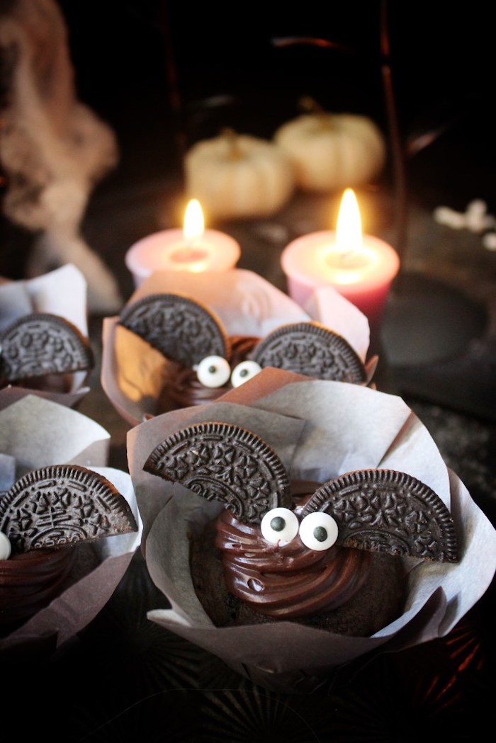 halloween rezepte, fledermäuse mit flügeln aus oreo-keksen und zuckeraugen