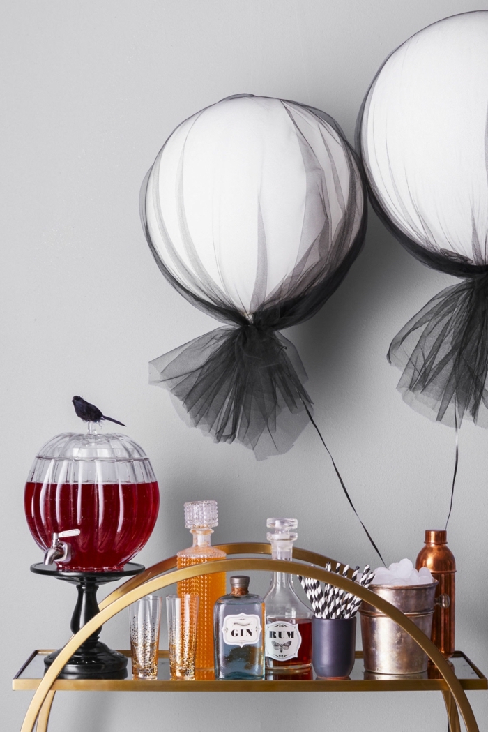 Halloween Getränke, Servietten und Eis, schwarzweiße Ballons, eine gruselige Party organisieren