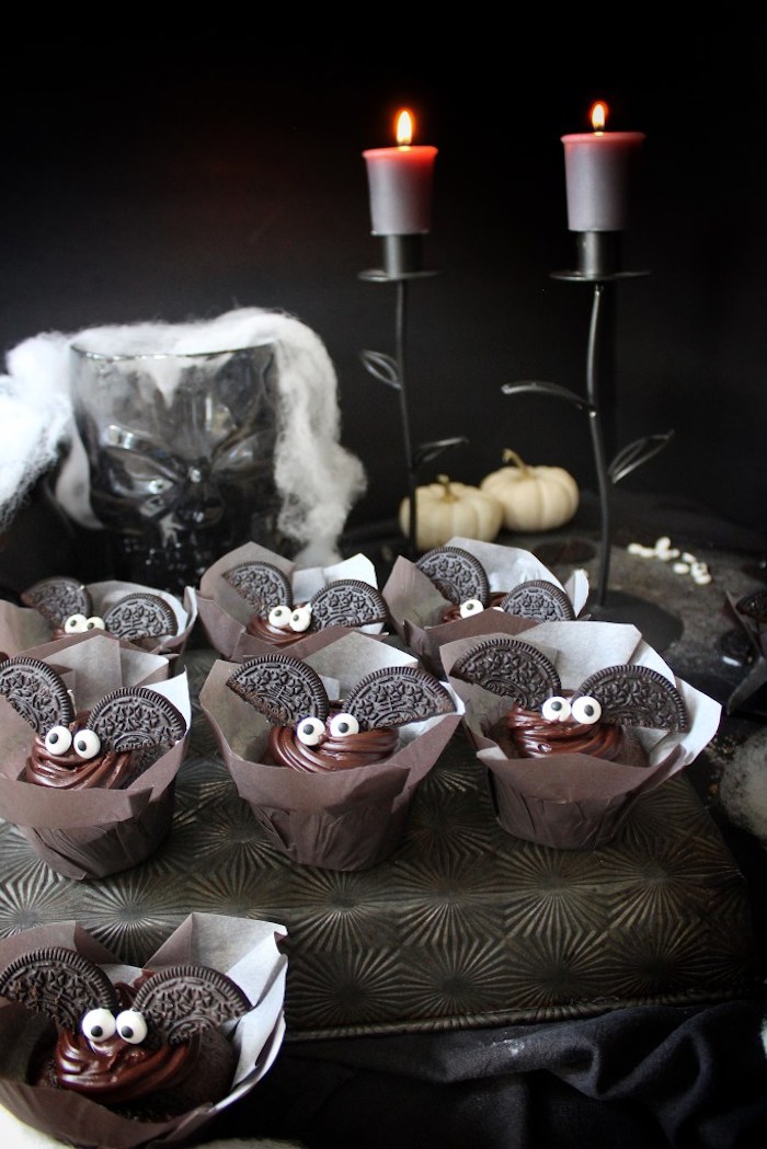 halloween rezepte, kleine desserts-fledermäuse mit flügeln aus oreo-keksen