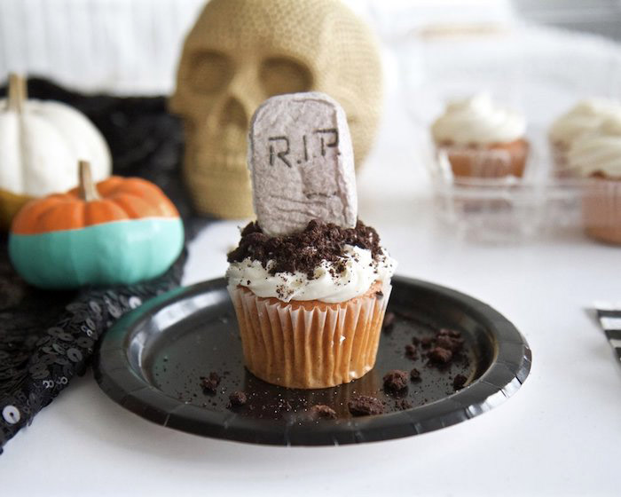 halloween rezepte, muffin-grab mit schokoladenkeksen und sahne