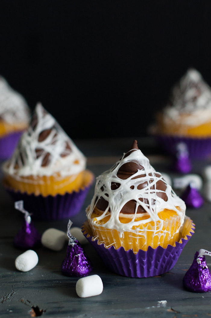 halloween rezepte, vanille cupcakes mit schokolade und marshmallows