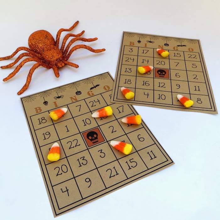 Bingo-Bretter mit vierundzwanzig Zahlen und einem Schädel in der Mitte