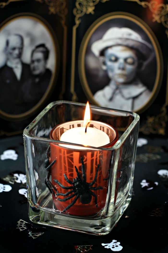 Kerzenhalter mit Spinnen, gruselige schwarzweiße Fotos, Halloween Dekoideen für Zuhause