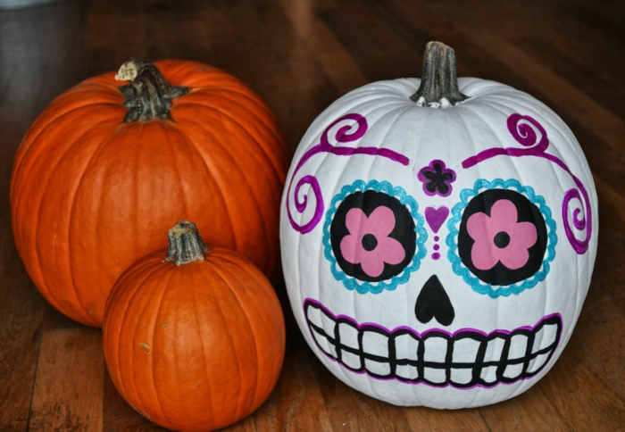 Kürbisse bemalen, gruseliges Gesicht aufzeichnen, Halloween Deko selber basteln, DIY für Kinder und Erwachsene