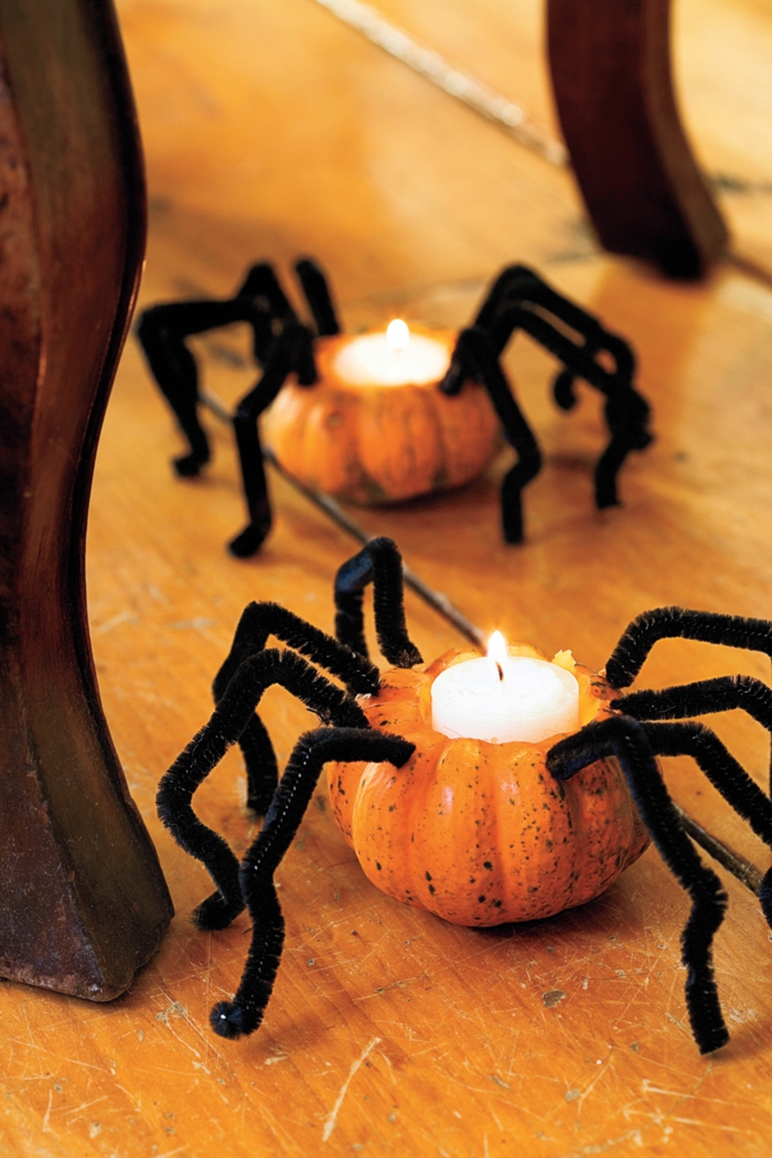 Spinnen aus Kürbissen basteln und Kerzen darin stecken, DIY Ideen für Kinder und Erwachsene, Halloween Deko