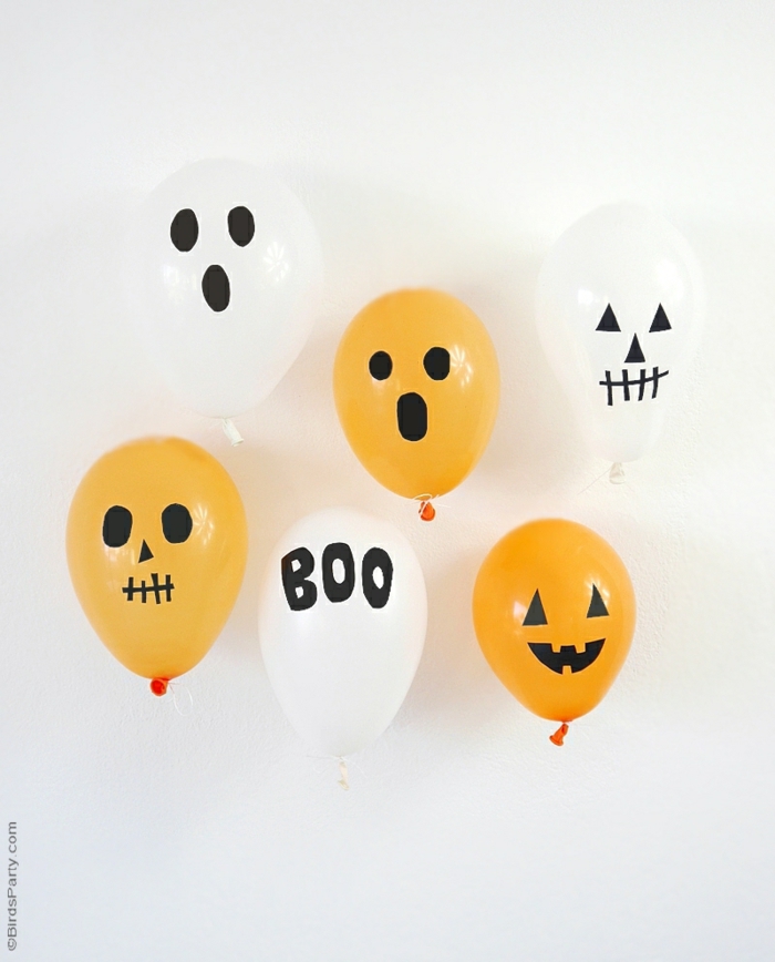 Ideen für Halloween Dekoration, weiße und orange Luftballons als Gespenster und Kürbisse