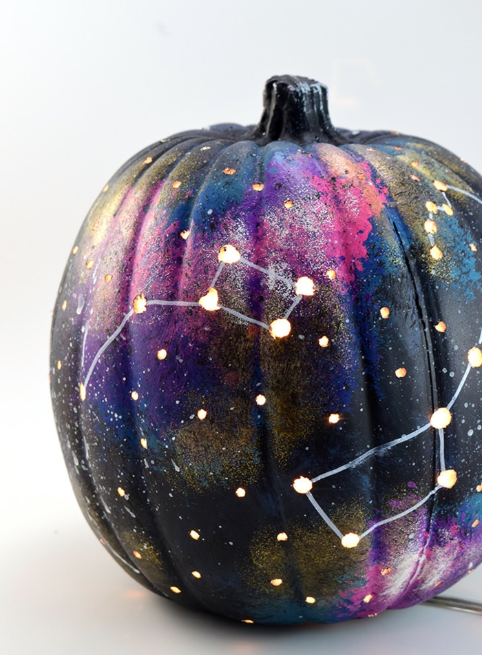 Kürbisse bemalen, Sterne aufzeichnen, Halloween Deko selber basteln, DIY Ideen für Kinder und Erwachsene