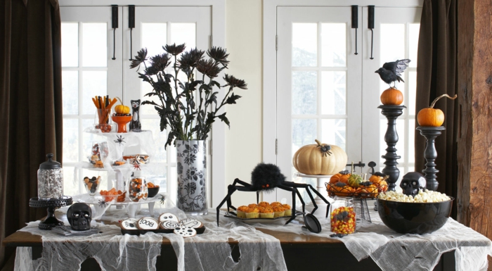 Halloween Tischdekoration, schwarze Blumen, Rabe und Schädel, Partyessen- Kekse und Popkorn