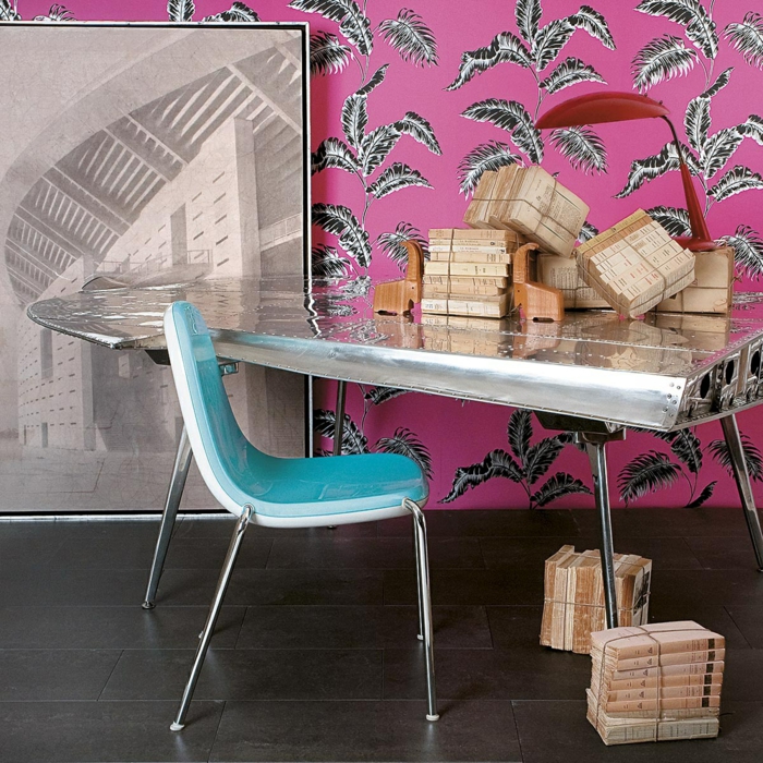 Arbeitszimmer Einrichtungsideen, Vintage Einrichtung, Bücher am Boden und auf dem Tisch, rosafarbene Tapeten mit Blättern, großes Bild