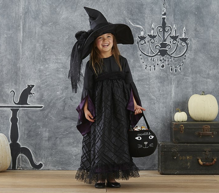 eine kleine, süße Hexe, Halloween Kostüm für Mädchen, Süßigkeiten sammeln gehen, weiße Kürbisse