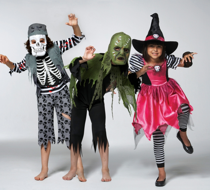 tolle Halloween Kostüme, Kinder als Skelett, Zombie und Hexe verkleidet, Trick or Treat