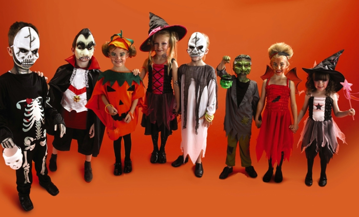 tolle Halloween Kostüme für Kinder, kleine Hexen, Zombies und Mumien, Süßigkeiten sammeln gehen