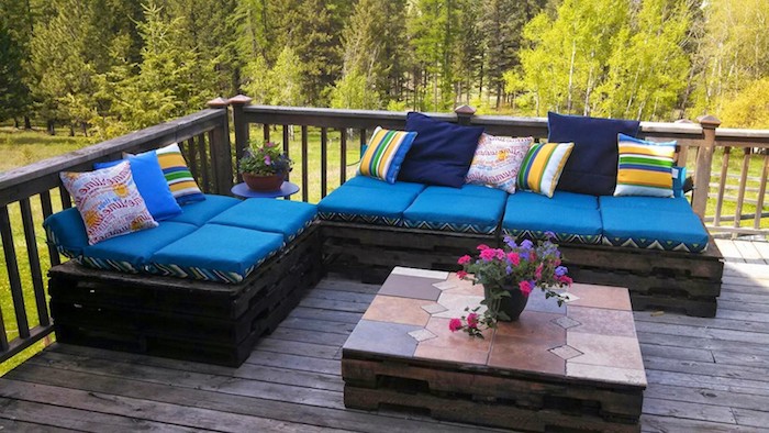 einzigartige gartenmöbel aus paletten - sofas aus europaletten und mit kleinen und großen blauen kissen - tolle idee zum thema palettenmöbel terrasse