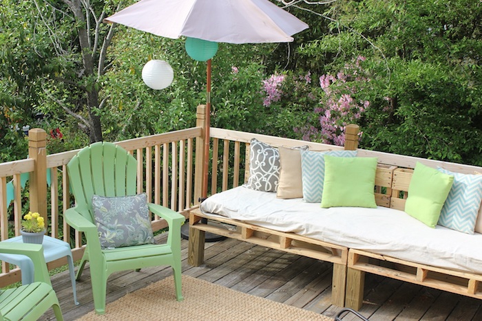 palettenmöbel terrasse - noch eine ganz tolle idee, die ihnen sehr gut gefallen könnte - hier finden sie ein sofa aus europaletten mit grünen und blauen kissen und einen grünen stuhl
