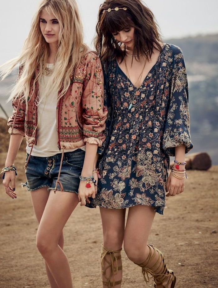 hippie kleid in dunkelblau mit floralem motiv, jacke im boho stil