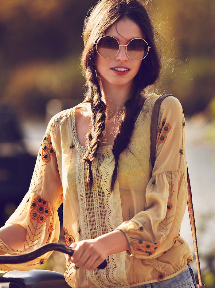 hippie kleider, dame mit hippie frisur mit zöpfen und runden sonnenbrillen