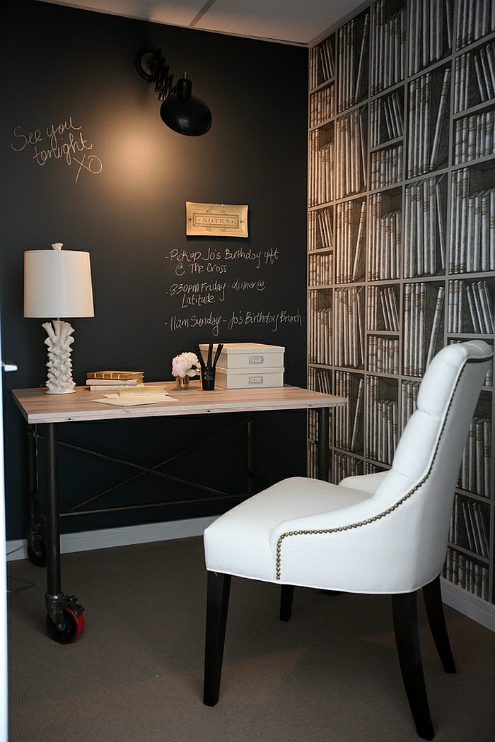 Arbeitszimmer Einrichtungsideen, Wand in Tafelfarbe, Notizen und aufgezeichnete Regale, weißer Lederstuhl, Holztisch mit Rollen