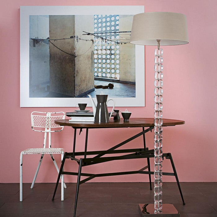 Arbeitszimmer in Rosa, Vintage Möbel, hohe Stehlampe, Hefte und Tassen Kaffee auf dem Tisch