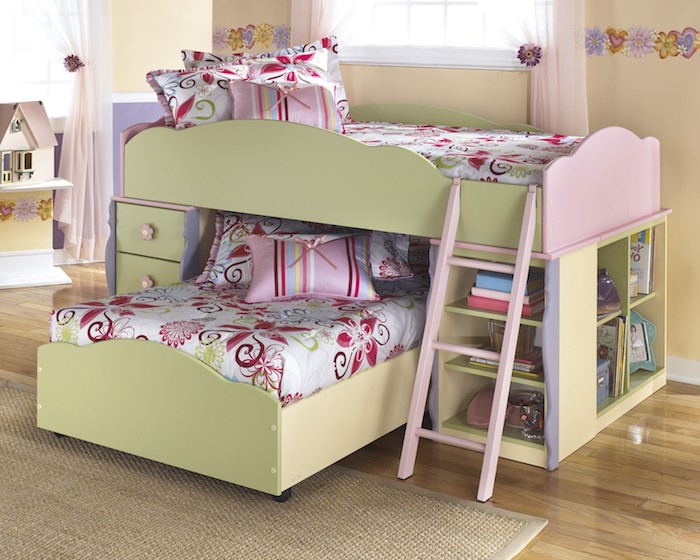 rosa Bettwäsche mit Blumen Motiven, das Kinderhochbett ist vorwiegend in grün und rosa