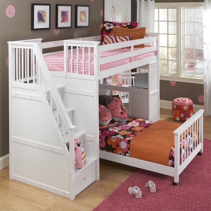 weiße Bett mit rosa Dekorationen - Kinderhochbett für kleine Prinzessinnen