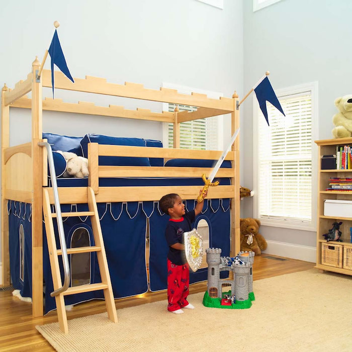 ein kleiner Ritter bewohnt dieses Kinderzimmer mit Kinderhochbett wie Schloss