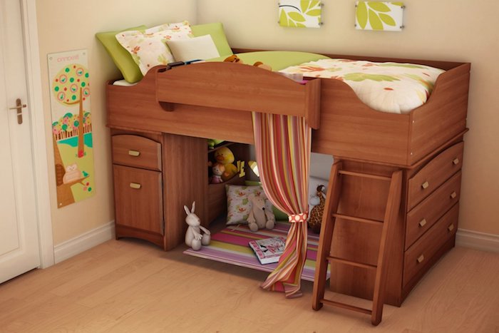 Zimmer mit beigen Wänden, Laminatboden und Spielbett für das Kind, grüne Dekoration