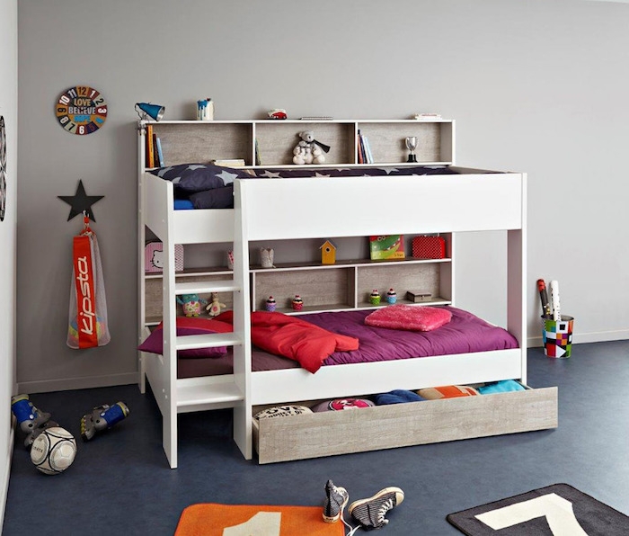 eine kompakte Kinderzimmereinrichtung mit einem hohen Kinderbett und inspirierenden Dekorationen