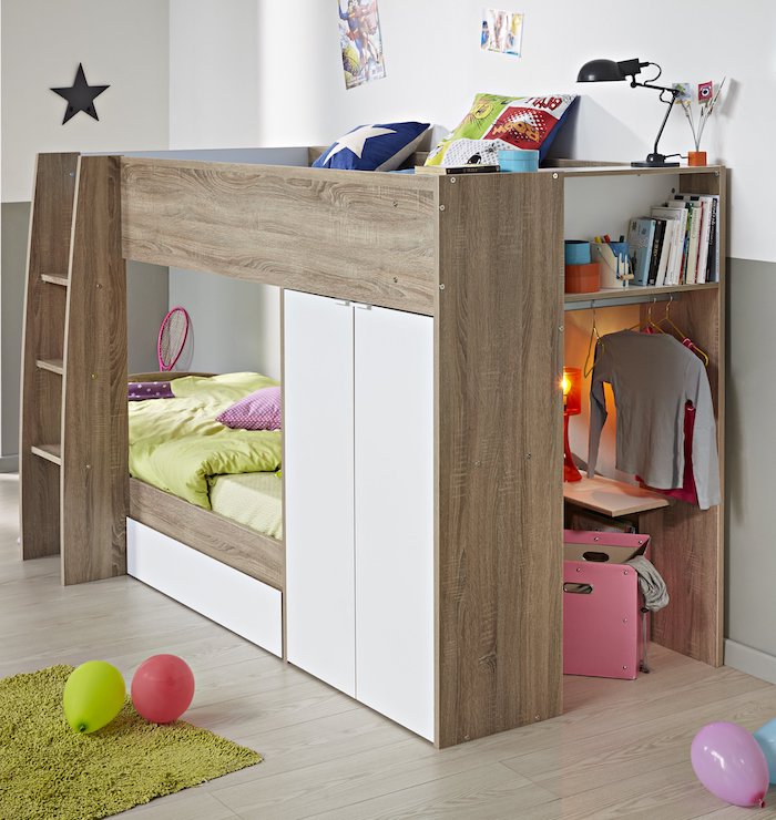 grüne Bettwäsche und ein grüner Teppich, ein Kinderbett aus Holz mit Platz, Kleider zu hängen